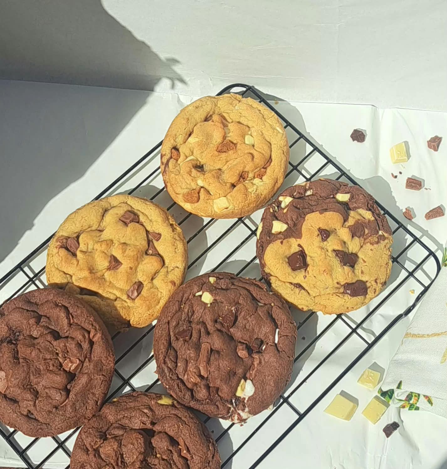Fresh cookies on cooling rack